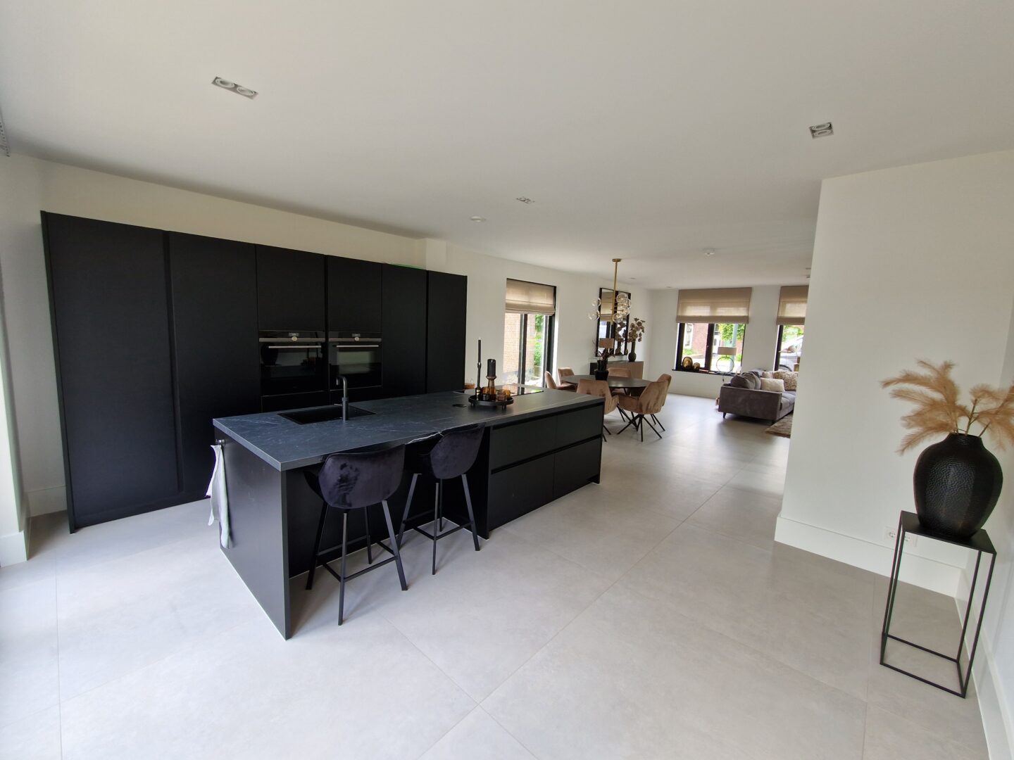 Tegelvloer van dit project: Nieuwbouwwoning met tegels in het formaat 120 x 120 cm